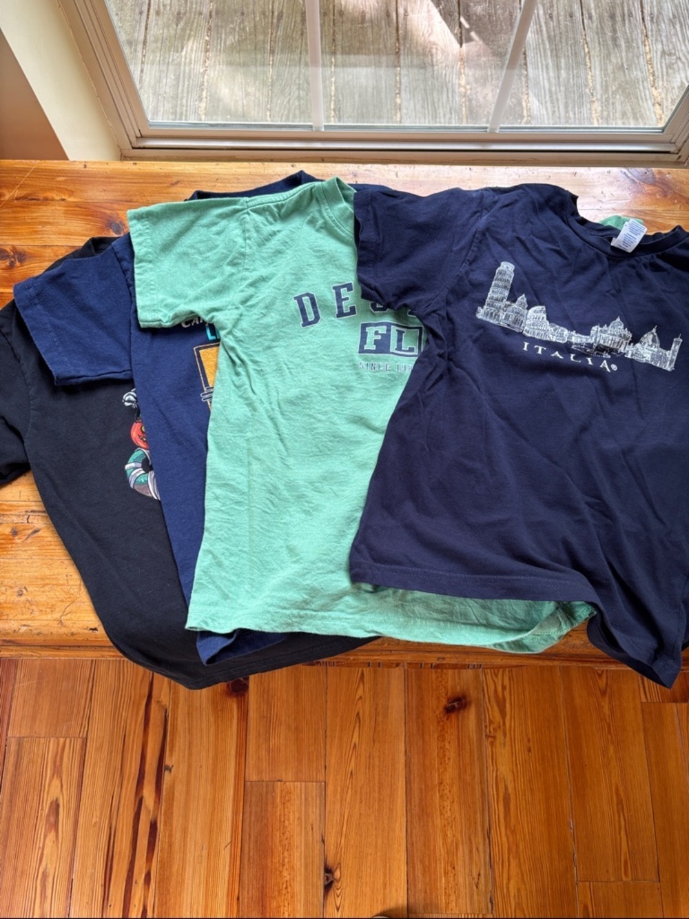 4 Boys T-Shirts Measures   (3) 6/8   (1)  7/8...Italia